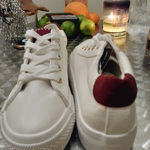 Tennis shoes/sneakers